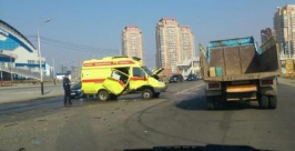 Дама на иномарке перевернула машину &quotскорой помощи&quot на улице Пионерской в Хабаровске  Авторадио