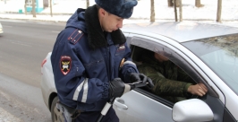 Сотрудники ГИБДД вооружились мобильниками в борьбе за права пешеходов в Хабаровске Юлия Короткова
