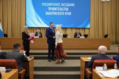 Дмитрий Демешин вручил награды трём женщинам-медикам Антон Шевченко, пресс-служба губернатора и правительства Хабаровского края