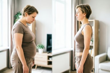 Висячка на животе подтянулась без скручиваний и диет — я просто стою у стены 5 минут в день
